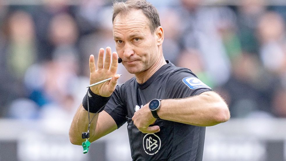 Bastian Dankert ist beim WM-Finale als Video-Assistent im Einsatz. (Archivbild) Foto: David Inderlied