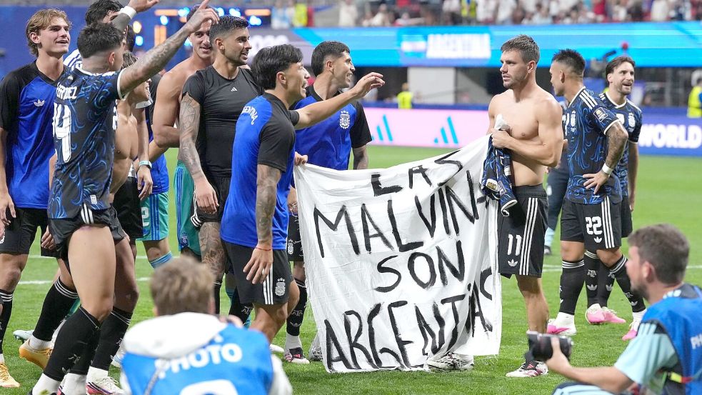 Argentiniens Spieler sorgen mit einem Transparent für Aufsehen. Foto: Nick Potts