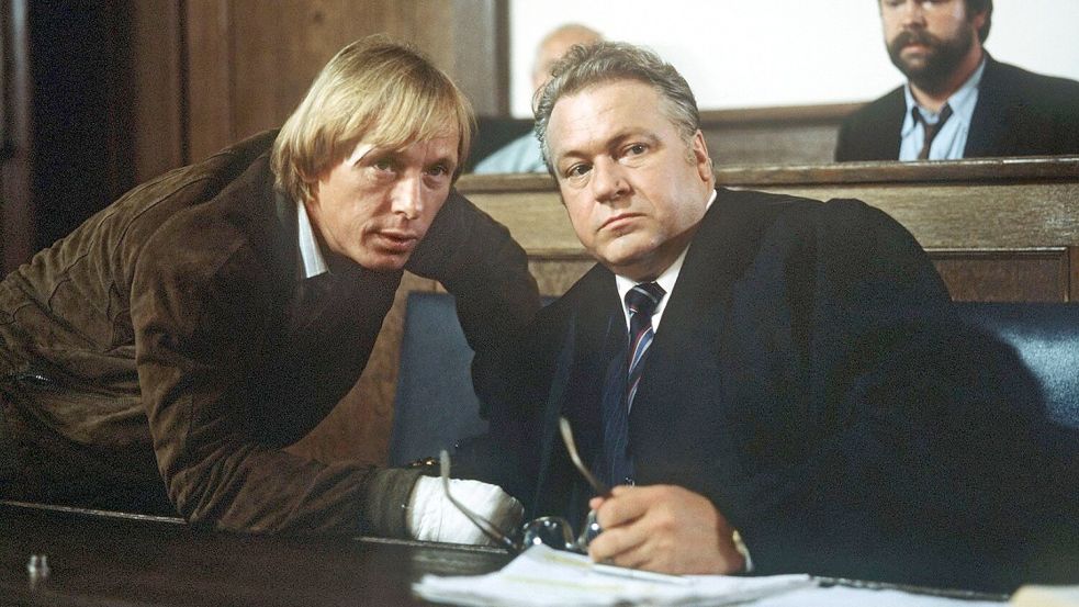 Claus Theo Gärtner (links) als Privatdetektiv Matula und sein erster sogenannter Dienstherr in der ZDF-Krimiserie „Ein Fall für zwei“, Günter Strack als Rechtsanwalt Dr. Renz. (Archivbild) Foto: Jörg Schmitt/dpa
