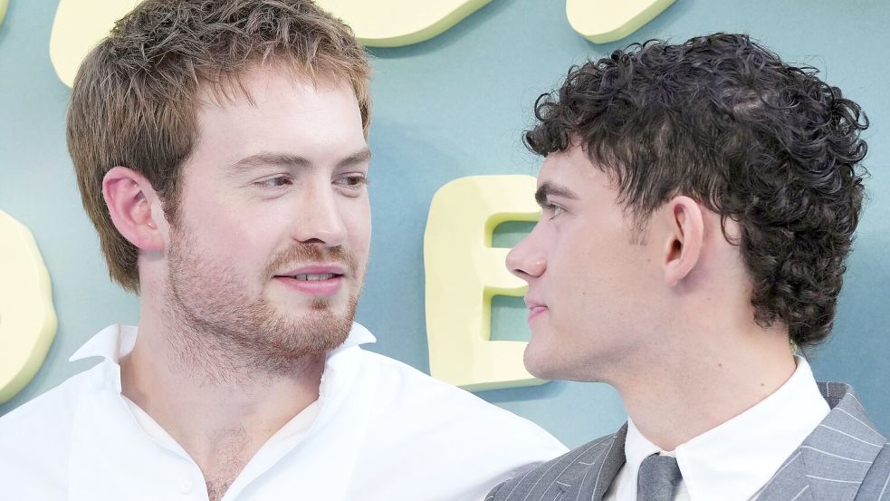 Kit Connor (links) und Joe Locke am 14. Juli bei der Premiere des Films „Heartstopper Forever“ in London. (Archivbild) Foto: Scott A Garfitt
