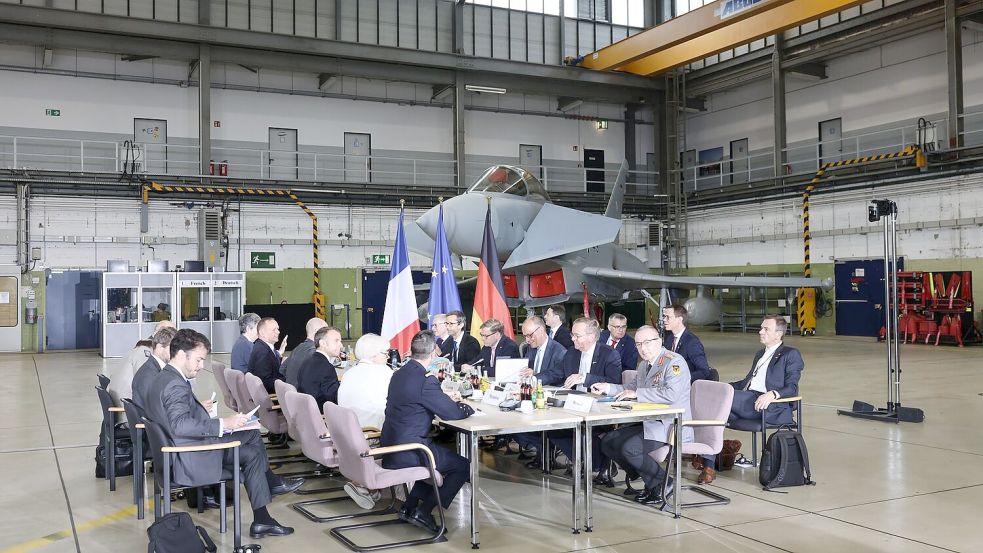 In einer Wartungshalle auf dem Militärflugplatz Nörvenich tagt der deutsch-französische Verteidigungs- und Sicherheitsrat. Foto: Rolf Vennenbernd/dpa