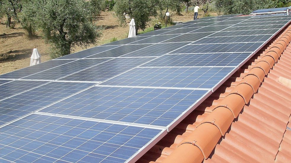 Eine PV-Anlage auf einem roten Dach – um diese Frage geht es bei dem Zwist zwischen dem Landkreis Leer und der CDU. Symbolfoto: Pixabay