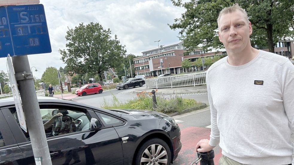 Autos, Räder, Mofas: Auf dem Kreisel in Rhauderfehn herrscht viel Verkehr. Dass viele Verkehrsteilnehmer ohne Rücksicht auf Verluste unterwegs sind, ärgert Markus Sosnowski. Foto: Marion Janßen