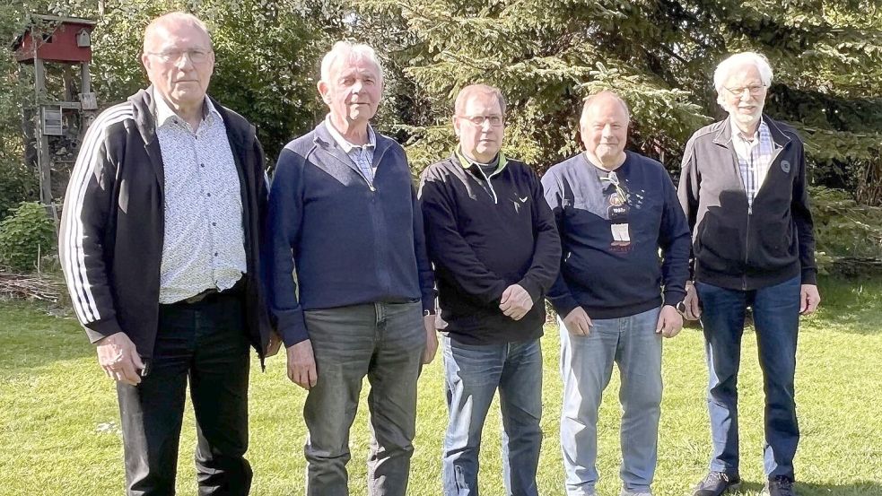 Alfons Platt (von links), Heinrich Tiedeken, Andreas Reisewitz-Gravemann, Peter Betz und Alfred Schoon. Foto: FDP Rhauderfehn