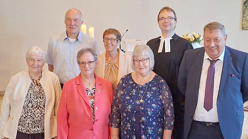 Auf dem Erinnerungsfoto sind (von links) in der ersten Reihe zu sehen: Hella Erdmann, Edith Möhlmann, Helga Harders und Heinz Egon Taute. Oben von links stehen Friedhelm Müller-Düring – er feierte an diesem Tag seine goldene Konfirmation –, Antonie Buschenhenke sowie Pastor Holger Rieken, der die Jubelfeier begleitete. Foto: privat