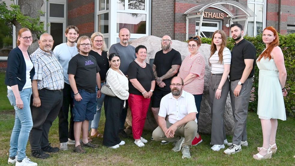 Sie kandidieren für die SPD im Saterland (von links): Stephanie Schmidt, Thomas Giehl, Michael Gelert, Lars Bernemann, Christel Henken, Karol Kelo, Henning Stoffers, Rita Altrogge, Michael Thoben, Carsten Ambacher, Anja Hartmann, Michelle Hermes, Ahmad Alnaser und Josephine Schulte. Auf dem Foto fehlen: René Kreyenborg, Claudia Schlump, Hermann Plaggenborg und Eugen Vodovichenko. Foto: SPD-Gemeindeverband Saterland