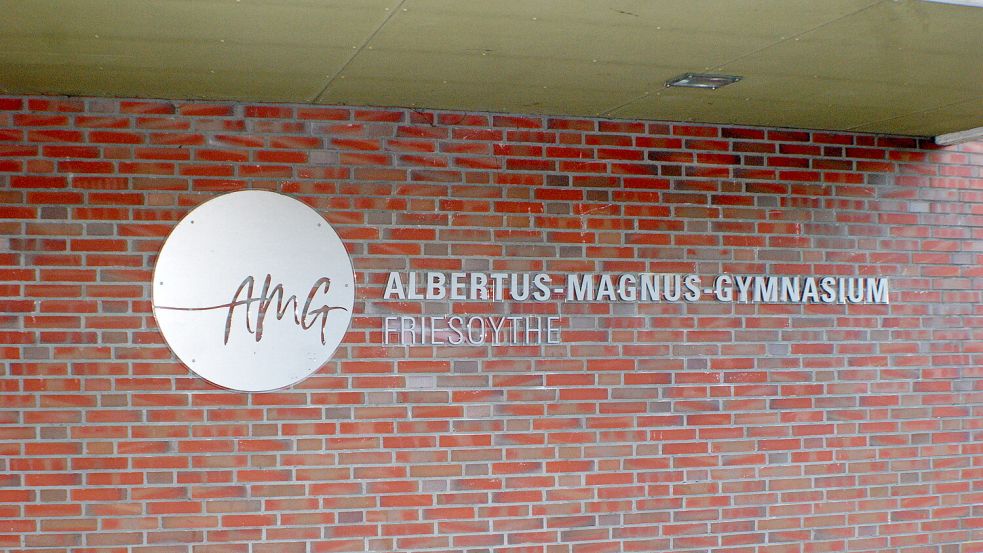 Der Schriftzug am Albertus-Magnus-Gymnasium in Friesoythe: Auf dem Schulhof kam es am Mittwochabend zu einer körperlichen Auseinandersetzung. Symbolfoto: Astrid Fertig/Archiv