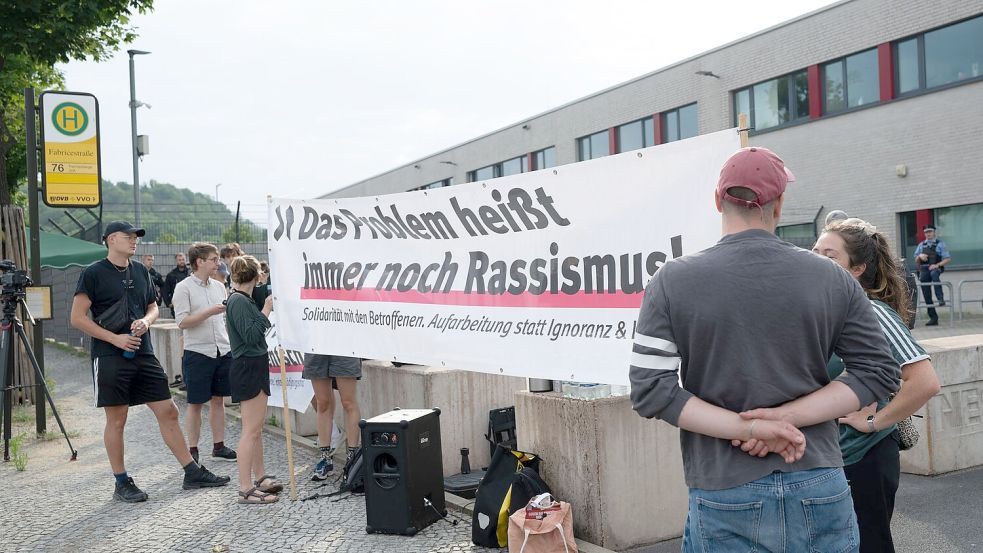 Vor der Urteilsverkündung gegen Susann E. demonstrierten etwa zwei Dutzend Menschen gegen Rechtsextremismus. Foto: Sebastian Kahnert