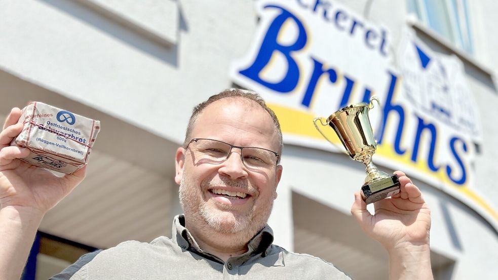 Bruhns freut sich über den Sieg sehr. Er bedankt sich besonders bei seinen Kundinnen und Kunden sowie bei seinen Mitarbeiterinnen und Mitarbeitern, ohne die dies nicht möglich gewesen wäre. Foto: Klaus Ortgies