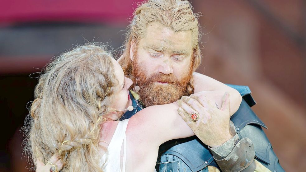 Maria Dragus (Kriemhild) und Aram Tafreshain (Etzel) stehen noch bis 2. August auf der Bühne. (Archivbild) Foto: Uwe Anspach