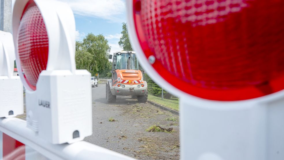 Unter Vollsperrung liefen die Arbeiten auf der Landesstraße 24 bei Veenhusen – diese sind bald abgeschlossen. Foto: Klaus Ortgies/Archiv