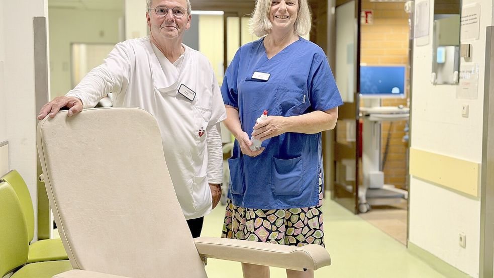 Die ehrenamtlichen Begleiter in der Notaufnahme des Marienhospitals Osnabrück (MHO): Werner Müller und Annelene Möhlenkamp. Foto: Anke Laumann