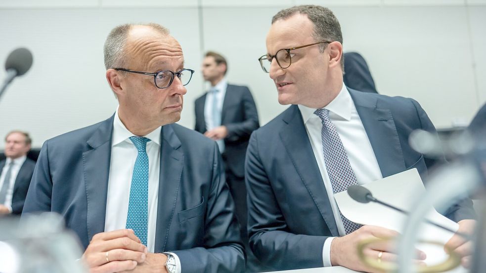 Kann sich Jens Spahn als Chef der Unionsbundestagsfraktion halten? Die CDU in Merz‘ Heimat Brilon fordert seinen Rücktritt. (Archivbild) Foto: Michael Kappeler/dpa