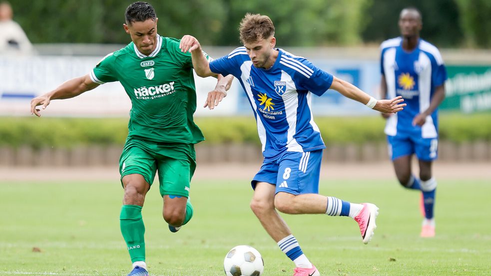 Bogdan Shubin (am Ball) trifft am Samstag mit Kickers Emden auf den SV Rödinghausen. Foto: Jens Doden/Emden