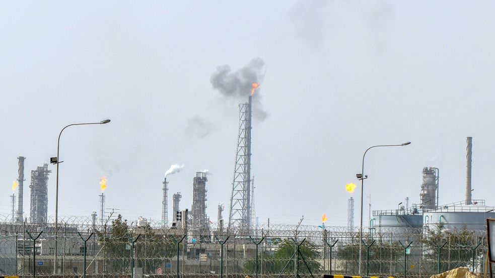 Kuwaits Staatsagentur Kuna hat iranische Angriffe auf einen „bedeutenden“ Standort des Ölsektors gemeldet - ohne dabei genauere Details zu nennen. (Symbolbild) Foto: Uncredited/AP/dpa