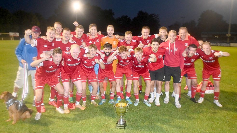 Durch einen 2:0-Finalerfolg über den Landesligisten Blau-Weiß Papenburg sicherten sich die Fußballer von TuRa 07 Westrhauderfehn den diesjährigen Turniersieg bei der Sportwoche des SV Strücklingen. Fotos: Holger Weers