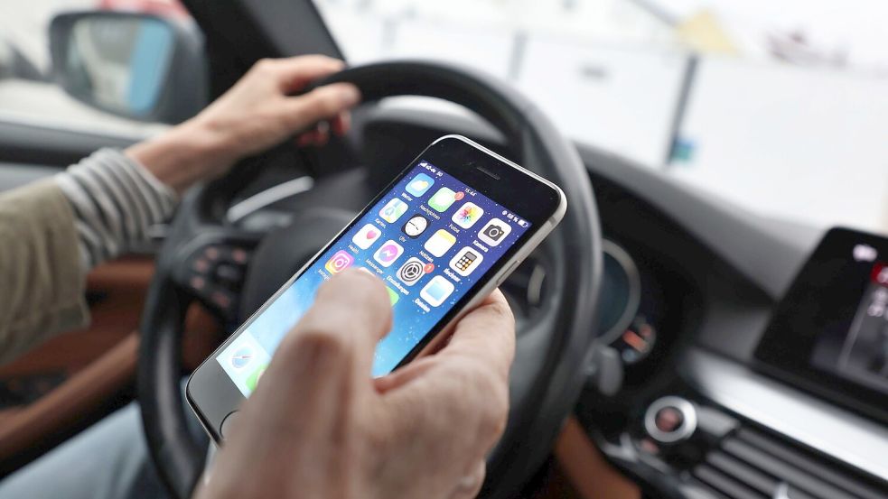 In modernen Autos schlägt ein Überwachungssystem Alarm, wenn ein Fahrer abgelenkt ist oder mit dem Handy hantiert. (Symbolbild) Foto: Karl-Josef Hildenbrand