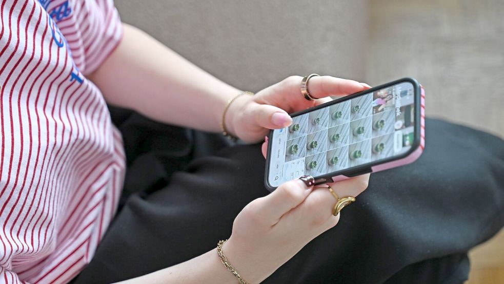 Statt großer Werbekampagnen oder prominenter Influencer empfehlen bei UGC möglichst authentisch wirkende Personen Produkte auf Instagram und TikTok. Foto: Lea Winkler/dpa