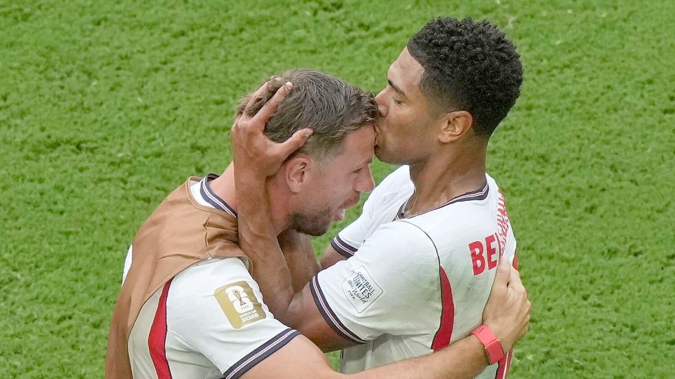 Jude Bellingham (r) lief nach seinem Tor zu Jordan Henderson. Foto: Marta Lavandier