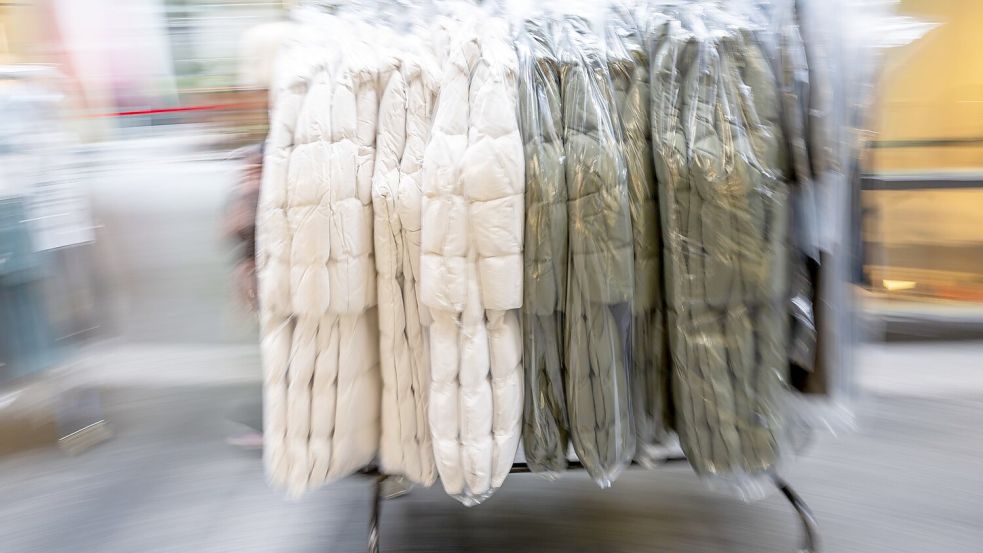 Ab dem 19.7. gilt eine neue EU-Vorschrift: Große Firmen in der EU dürfen ungetragene Kleidung nicht mehr entsorgen. (Symbolbild) Foto: Peter Kneffel