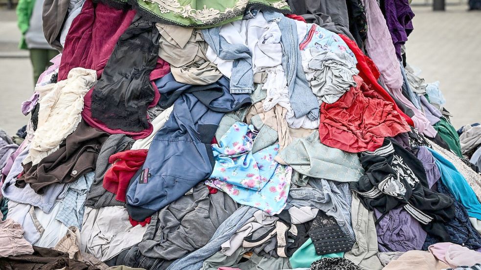 Angaben der EU-Kommission zufolge werden in Europa jährlich vier bis neun Prozent der unverkauften Textilien zerstört, bevor sie überhaupt getragen wurden. (Symbolbild) Foto: Jens Kalaene