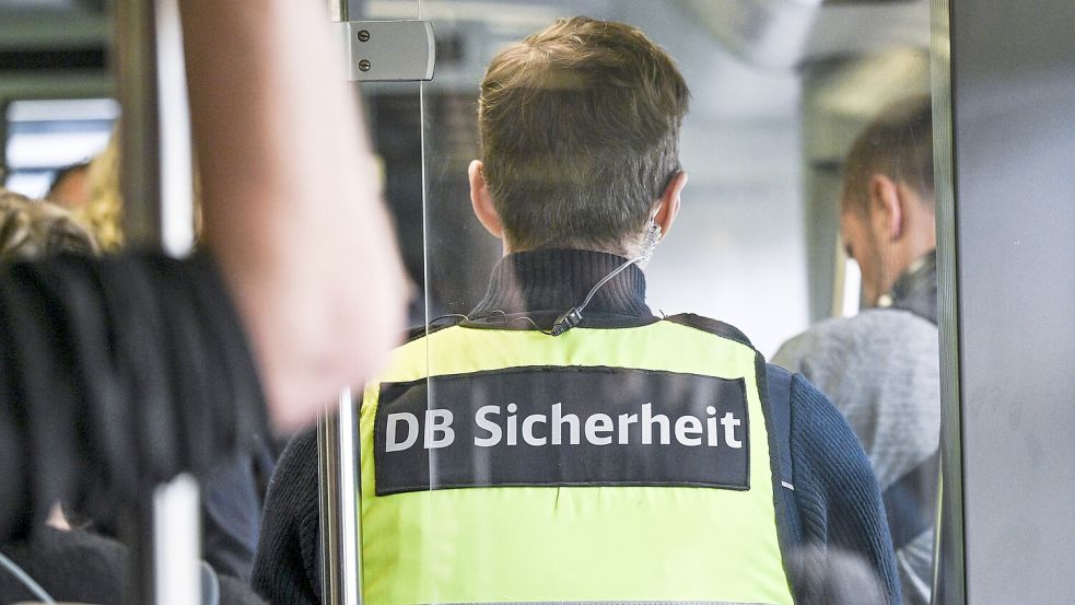Hat für andere seinen Kopf hingehalten: Ein Mitarbeiter der DB-Sicherheit ist am Freitag bei einer Auseinandersetzung mit einem Fahrgast aus einem fahrenden Zug gestürzt. Foto: dpa/Jens Kalaene
