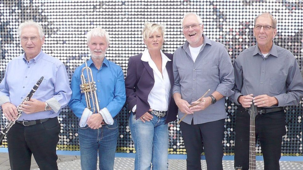 Die „Garden City Companie“ spielt Jazz auf dem Marktplatz in Rhauderfehn. Foto: privat