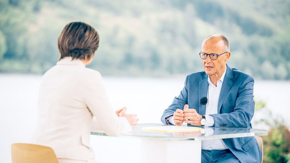 Im ZDF-„Sommerinterview“ wirkte der Kanzler recht entspannt. Foto: Dominik Asbach/ZdF/dpa