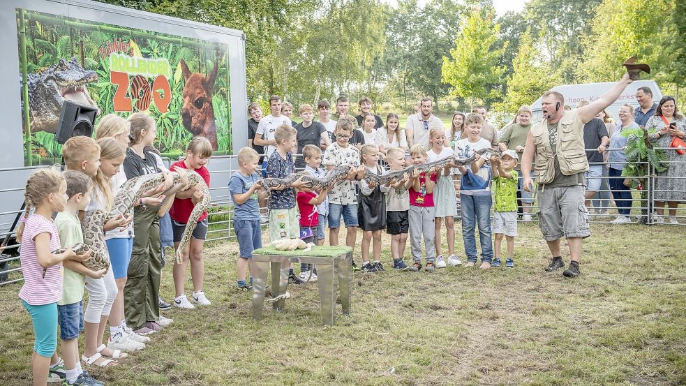 Tränkler's Rollender Zoo brachte auf dem Familientag 2025 tierischen Spaß. Dazu gehörte auch das Berühren eines Pythons. Foto: Foto Hölzen; Gerald Lampe