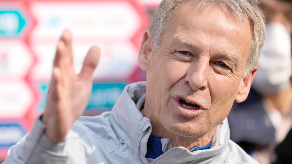 Jürgen Klinsmann findet deutliche Worte zum Zustand des deutschen Fußballs. (Archivbild) Foto: Lee Jin-man/AP/dpa