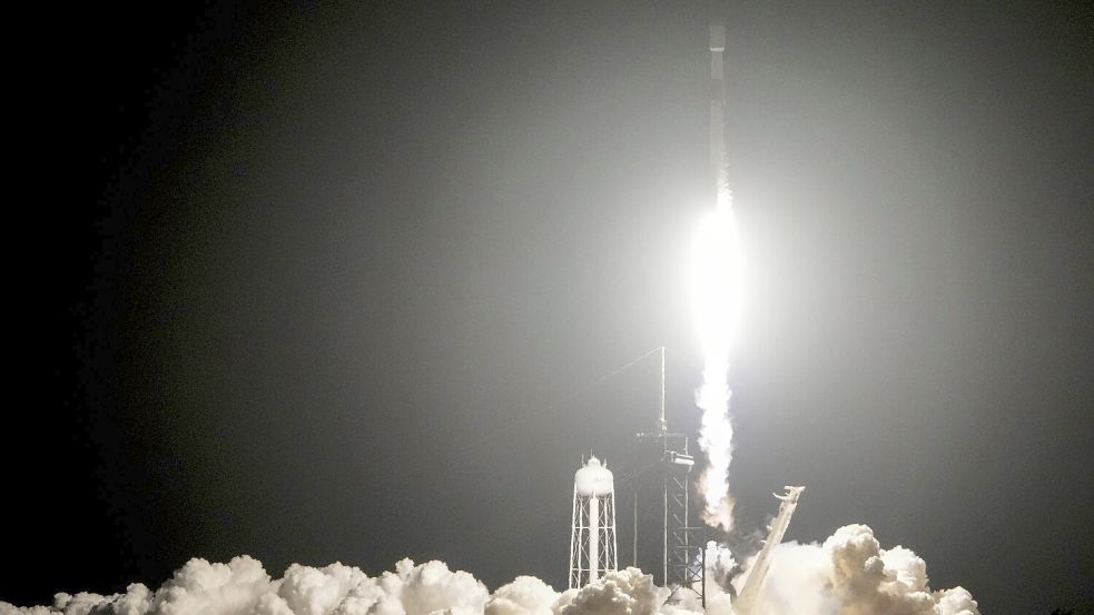 Eine „Falcon 9“-Rakete von SpaceX hob am 15. Januar 2025 mit zwei Mondlandern an Bord ab. (Archivbild)   Foto: John Raoux/AP/dpa