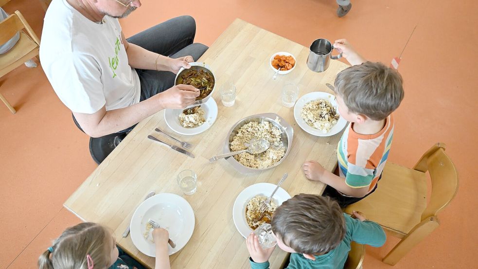 Auch für gemeinsames Mittagessen in Kita oder Schulen stellt das Bildungs- und Teilhabepakets Gelder zur Verfügung. Laut einer Analyse aber werden sie zu wenig abgerufen. (Archivbild) Foto: Bernd Weißbrod