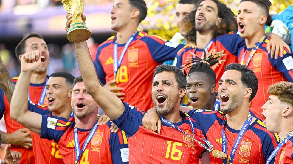 Spanien mit seinem überragenden Kapitän Rodri bejubelt den WM-Titel. Foto: Tom Weller/dpa