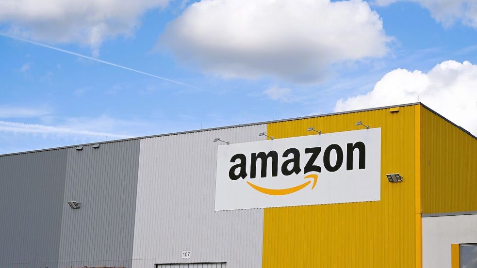 Blick auf eine Dortmunder Logistikhalle von Amazon. (Archivbild) Foto: Wolf von Dewitz/dpa