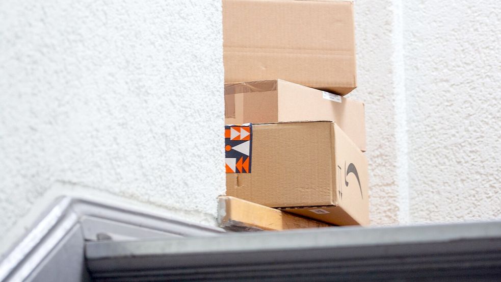 Alltagsszene in einem deutschen Treppenhaus: Unter den gelieferten Paketen ist auch eins von Amazon mit dabei. (Archivbild) Foto: Fernando Gutierrez-Juarez/dpa