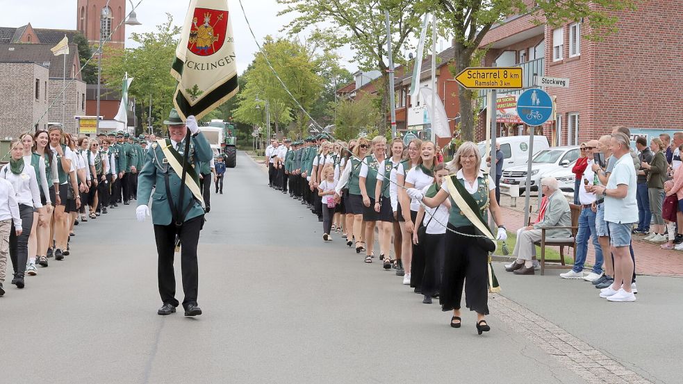 Viele Besucher säumten beim großen Umzug durch Strücklingen die Straßen. Foto: Hans Passmann