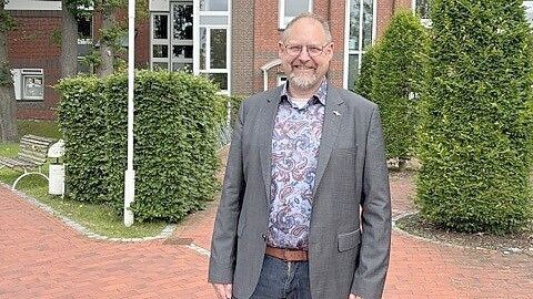Thomas Otto kandidiert als Einzelbewerber für den Gemeinderat – hier steht der 50-Jährige vor dem Rathaus in Ramsloh. Foto: Horst Kruse/Archiv