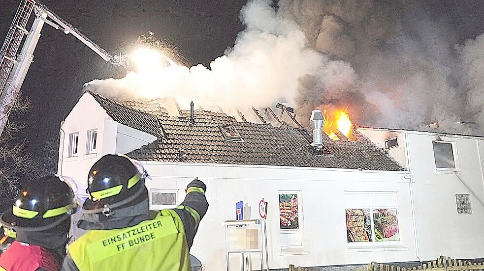 Die Tragödie in der Monteursunterkunft ereignete sich in der Nacht auf den 14. März 2025. Beim Eintreffen der Feuerwehr stand der Dachstuhl in Vollbrand. Inzwischen wurde die Brandruine abgerissen. Foto: Feuerwehr