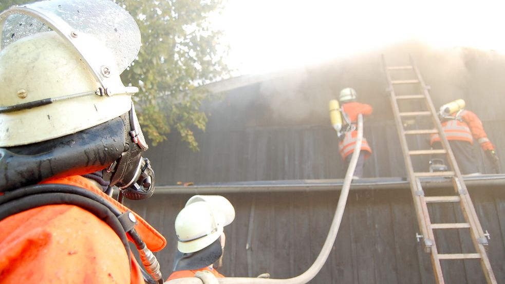 Bei dem Brand an der Turnhalle waren 30 Helfer im Einsatz. Foto: Kiel