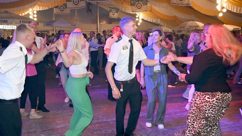 Wie im vergangenen Jahr (Foto) wird auf dem Ostrhauderfehner Schützenfest auch 2026 am Samstagabend der Festball gefeiert. Foto: Archiv/Holger Weers