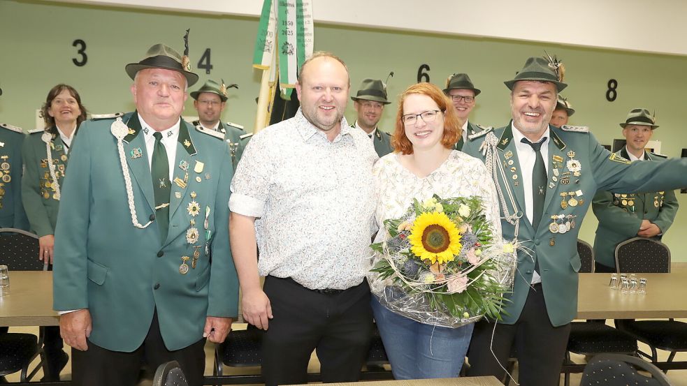 Rudolf Mai und Ehefrau Veronika (Mitte) bilden das neue Königspaar in Neuscharrel, umringt von den Vorstandsmitgliedern Hans Gerd Eilers (li.) und dem zweiten Vorsitzenden Gerd Meemken. Foto: Hans Passmann