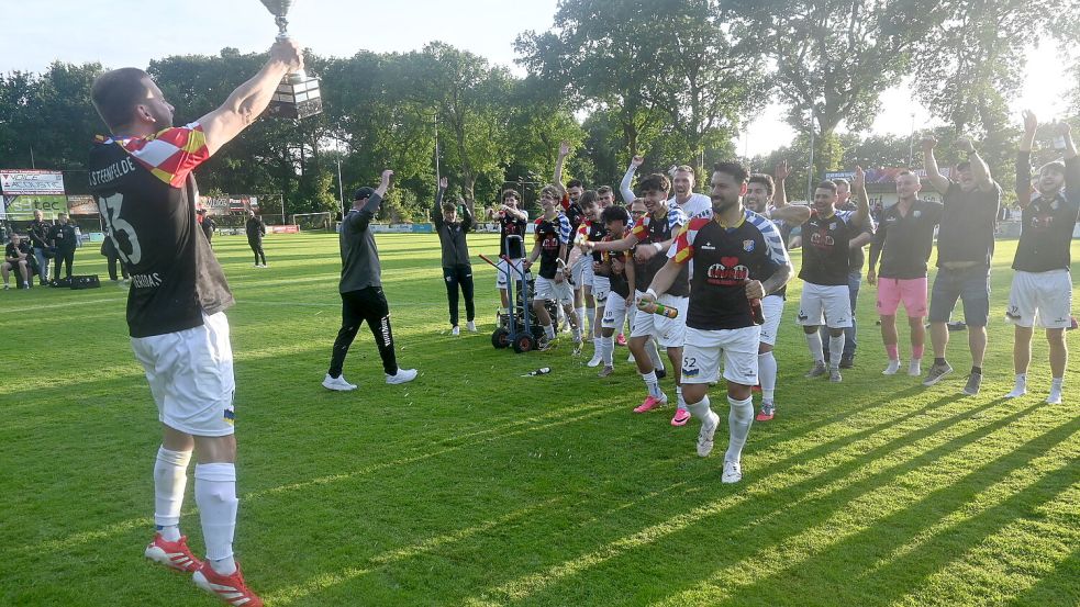 Unter dem Jubel seiner Mannschaftskameraden reckte Steenfeldes Kapitän Andre Deredas den Westoverledingen-Cup in die Höhe. Im Finale hatte man zuvor die U23-Auswahl von Concordia Ihrhove II mit 3:0 bezwungen. Fotos: Holger Weers