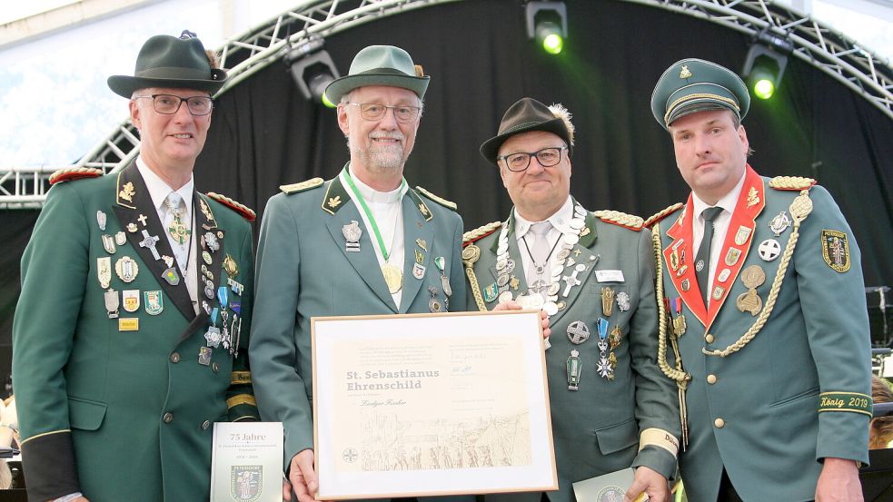 Übergabe des St.-Sebastianus-Ehrenschilds am Bande (von links): Norbert Dinklage, Ludger Fischer, Ludger Koppers und Jens Bohmann. Foto: Martin Pille