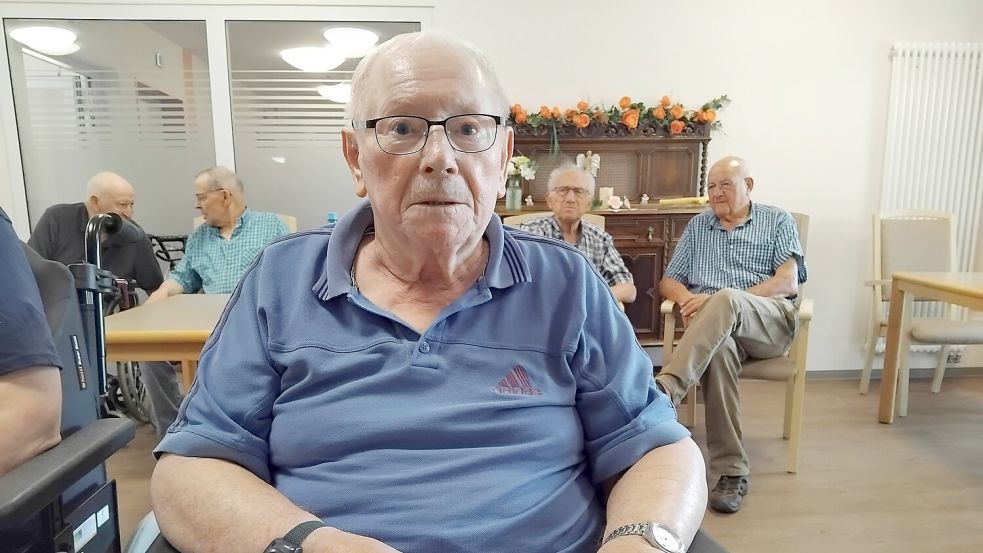 Dieter Förster (86) ist bei jeder Ausgabe des kulturellen Herrenstammtisches dabei. Er ist Mitglied im Seniorenbeirat des Reilstiftes. Foto: Clarissa Scherzer