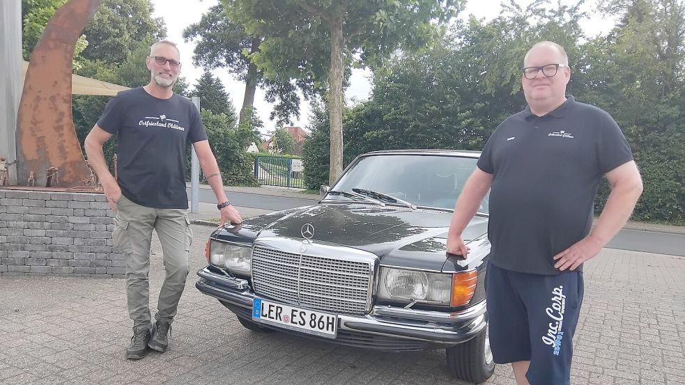 Ron Willems (links) und Ronny Bachmann von „Ostfriesland Oldtimer“ organisieren das Oldtimertreffen auf dem Marktplatz Rhauderfehn und freuen sich auf zahlreiche Interessierte. Foto: Clarissa Scherzer