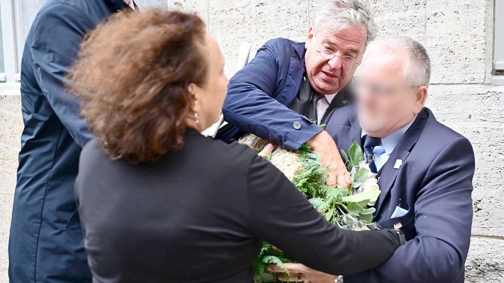 In der Gedenkstätte Deutscher Widerstand kommt es zu einem Handgemenge, als Tobias Korenke (Mitte), Großneffe Dietrich Bonhoeffers vor einer Gedenkveranstaltung der Bundesregierung versucht, einen Kranz der AfD zu entfernen. Foto: Sebastian Gollnow/dpa