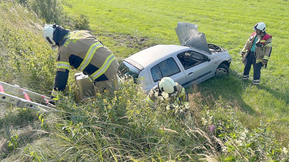Um sicher zum tieferliegenden Feld zu gelangen, nutzten die Feuerwehrleute eine Leiter vom Straßenrand hinunter zur Unfallstelle. Foto: Maren Schröder/Feuerwehr Barßel