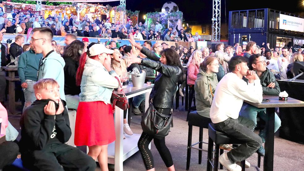Freude und Trauer standen auch am Sonntag beim Endspiel nah beieinander. In der Sommerarena auf dem Ledenhof in Osnabrück wurde ein letztes Mal gefeiert - allerdings ohne die deutsche Elf. Das frühe Ausscheiden bescherte Betreiber Frederick Heede ein Minus in der Kasse. Foto: Thomas Wübker
