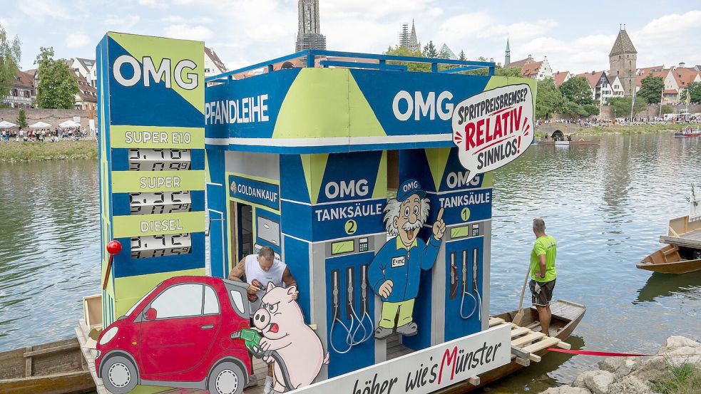 Es gab auch Boote zu aktuellen Themen. Foto: Stefan Puchner