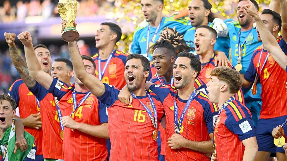 Kapitän Rodri und die Spanier sind Weltmeister. Foto: Tom Weller/dpa